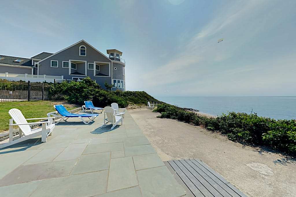 Quaint condo near private beach access with fireplace - close to dining