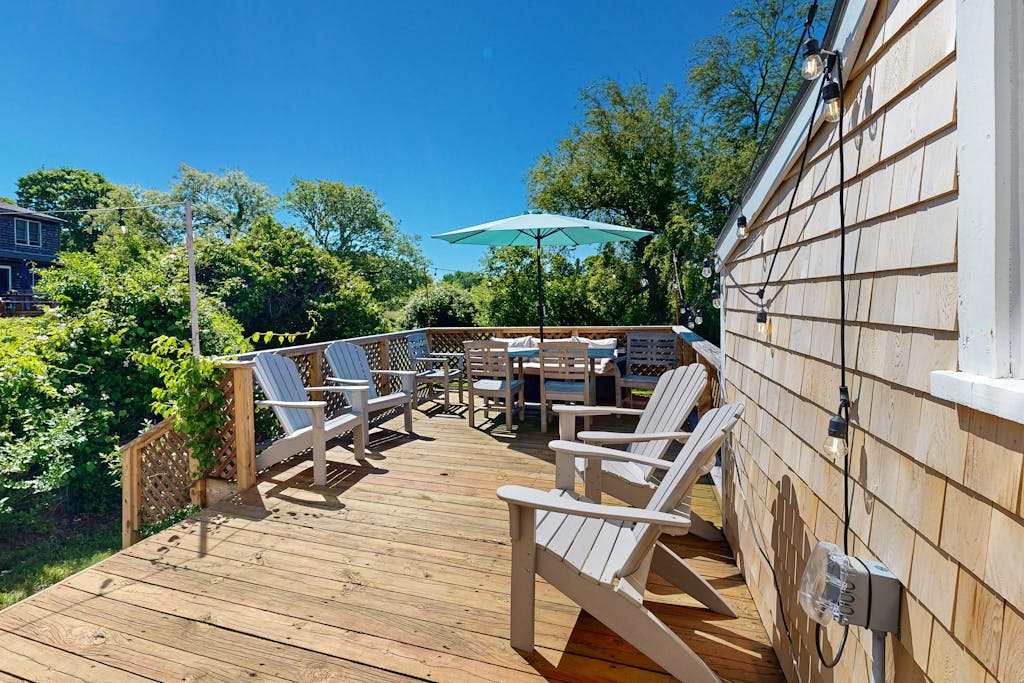 Water-view home in great location with spacious backyard, grill, kayaks, dogs OK