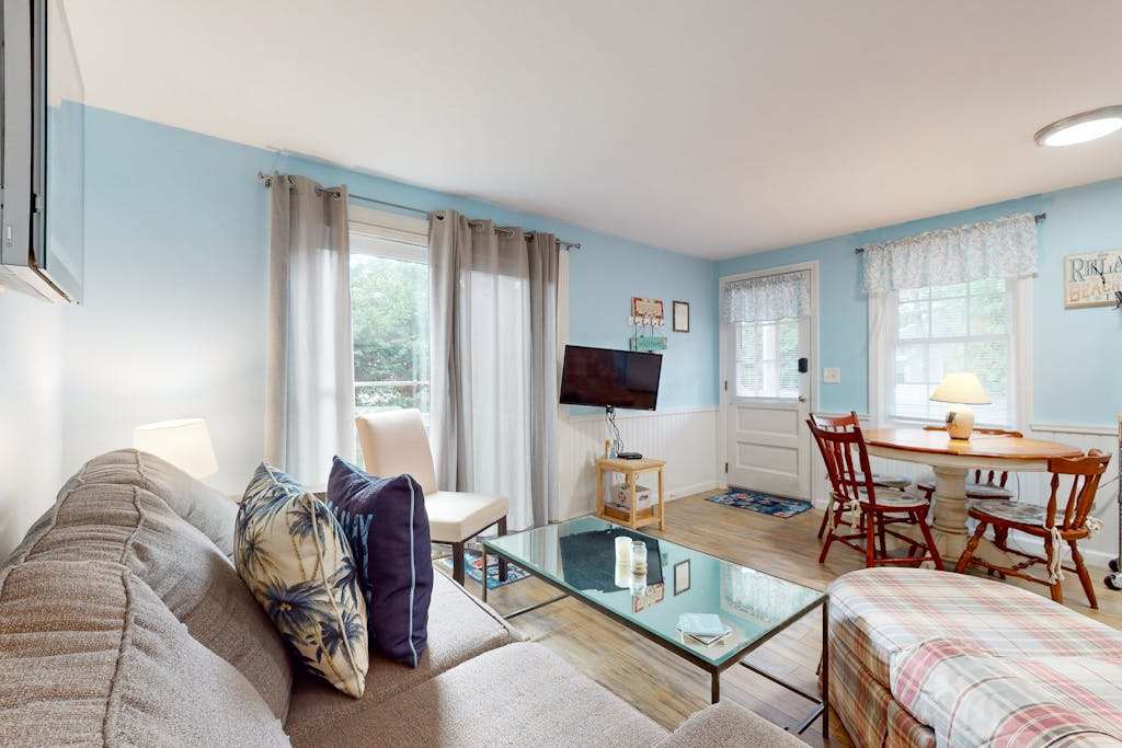 Oceanside duplex with high-speed WiFi & central AC - walk to Sea Street Beach