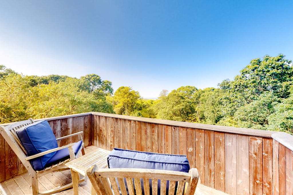Beautiful dog-friendly home with water view, balcony & washer & dryer