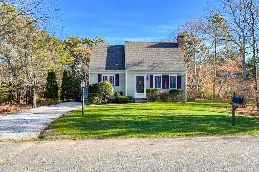 Quintessential Cape Cod Home, Beautiful Beaches, Chip Shot to Golf and Town