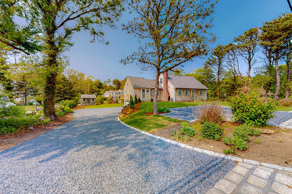 Lovely dog-friendly home with fireplace, central AC, full kitchen, & washer & dryer