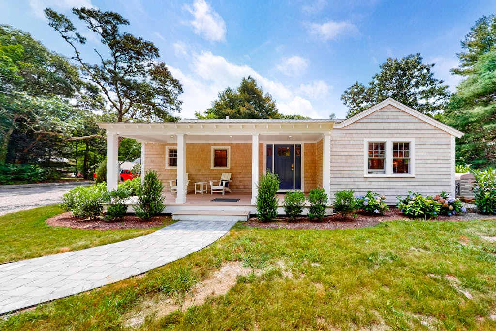 Dog-friendly house in a quiet neighborhood with furnished porch & washer & dryer