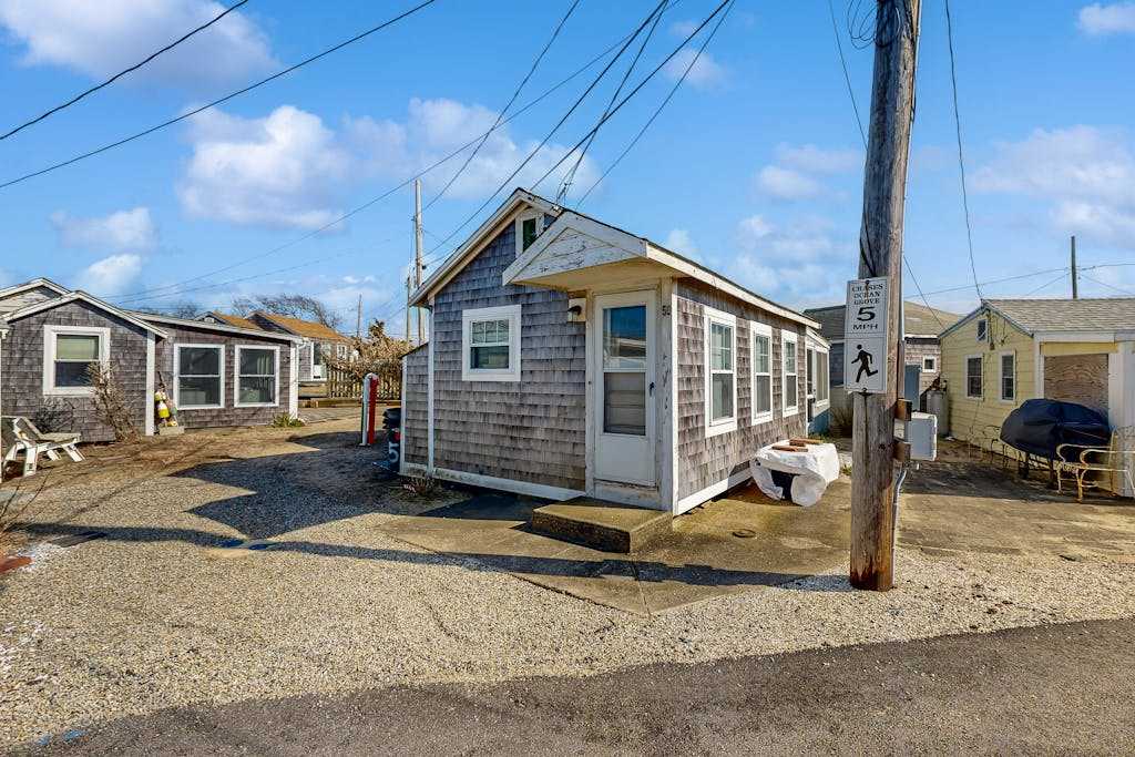 Charming cottage with private beach, patio, & full kitchen - near golf & park