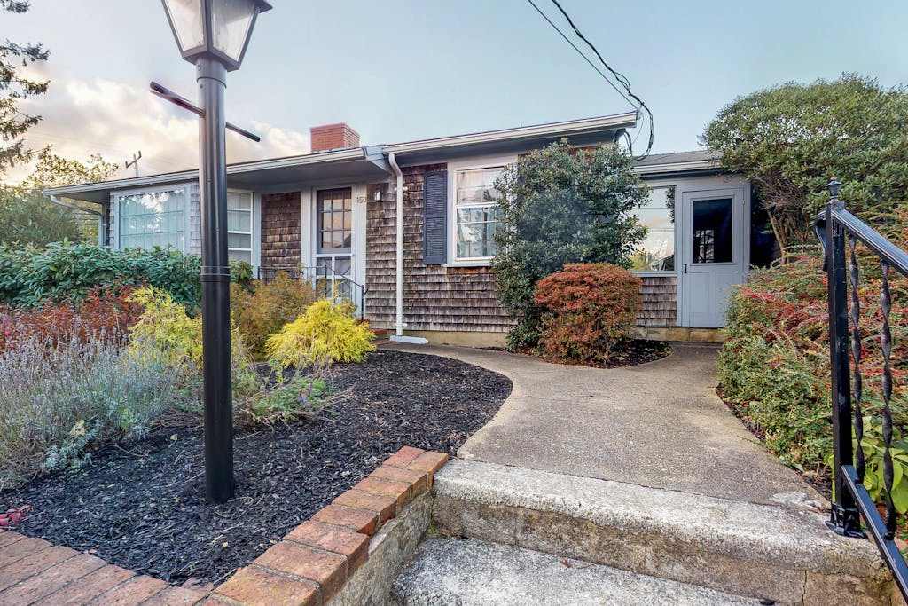 Charming island cottage near town & beaches