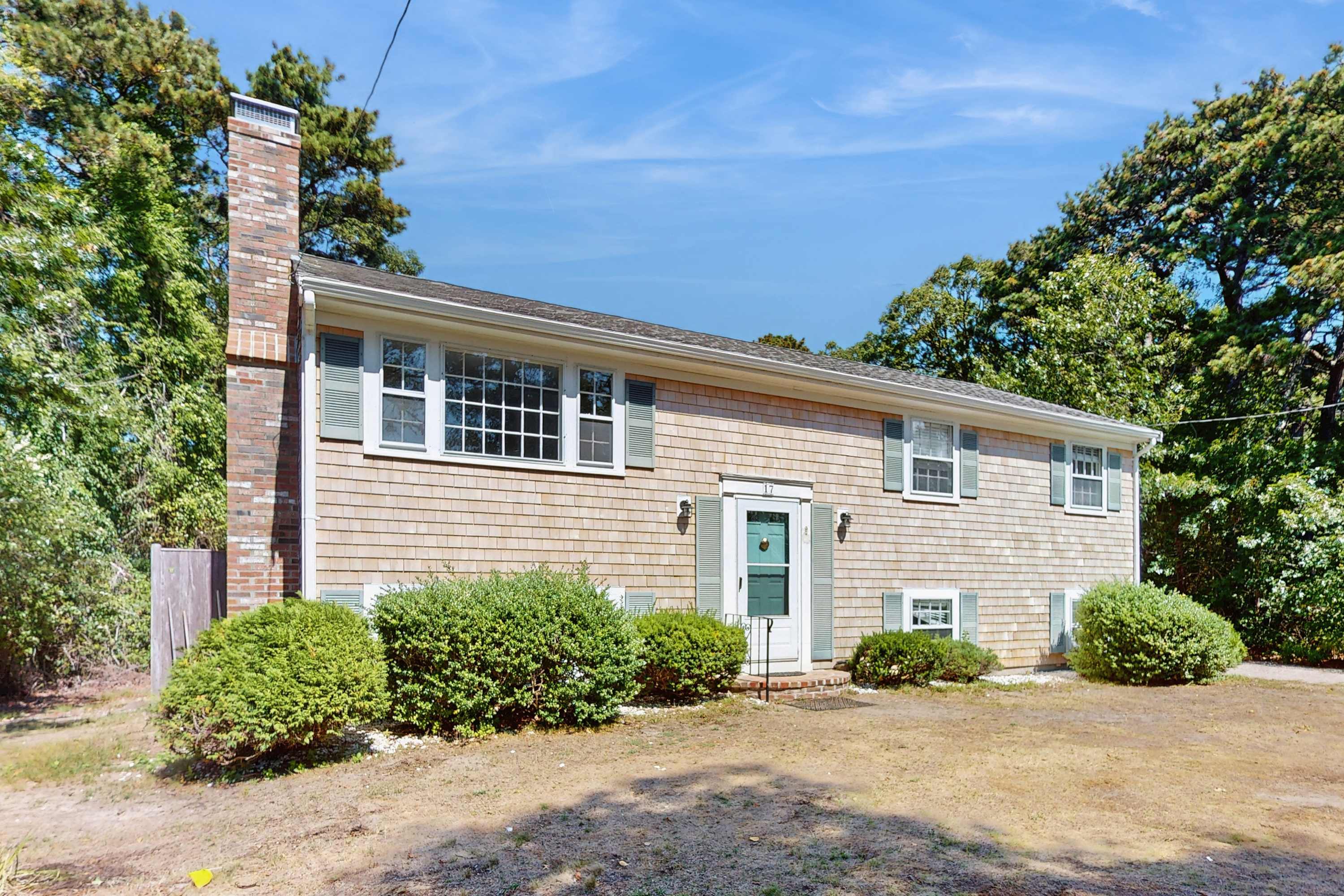 Spacious house close to town and beach with AC, washer & dryer, games, deck, & grill