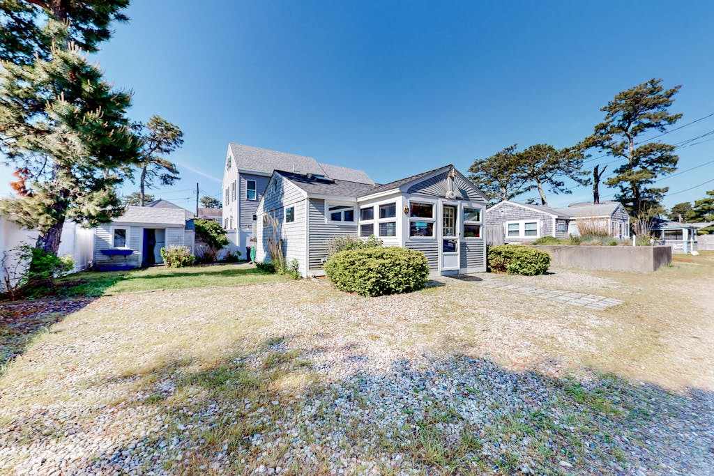 Charming cottage with private washer & dryer, wifi and minutes to beach