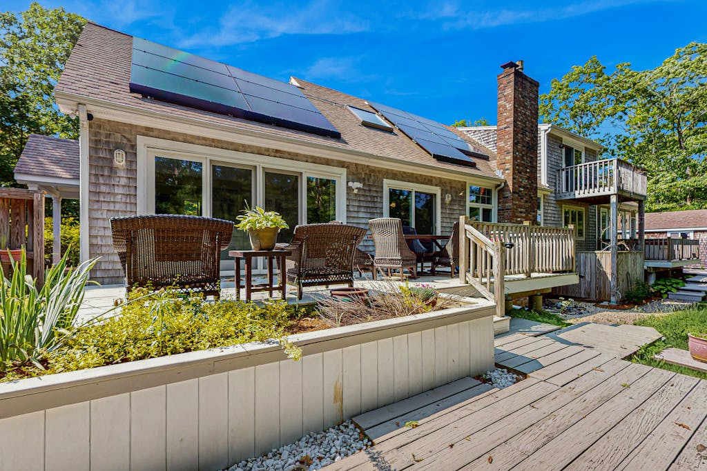 Peaceful home convenient to bike path, beaches, shopping, dining & entertainment