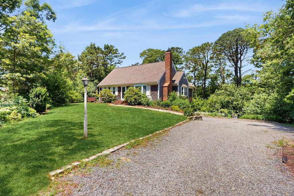Pond view home with AC, sunroom, kayak & near town and beaches