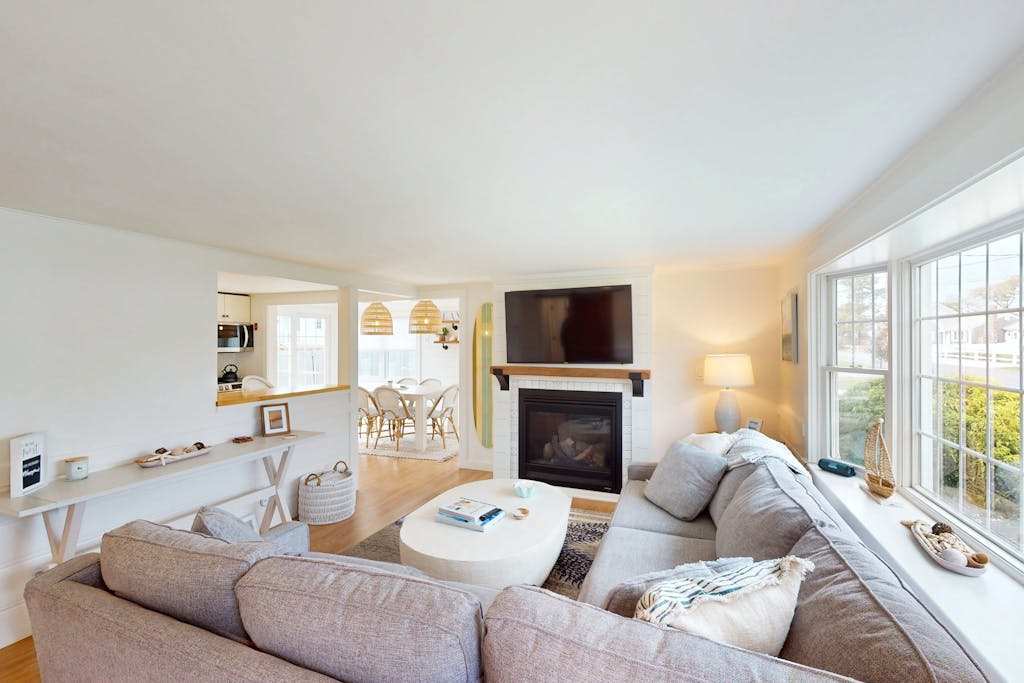 Beautiful updated cottage - walk to beach, AC & large yard