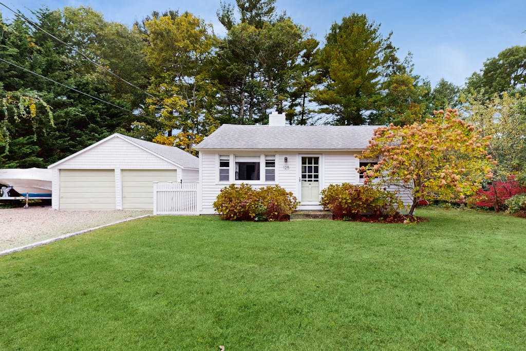 Cozy dog friendly cottage - close to beaches & large fenced yard