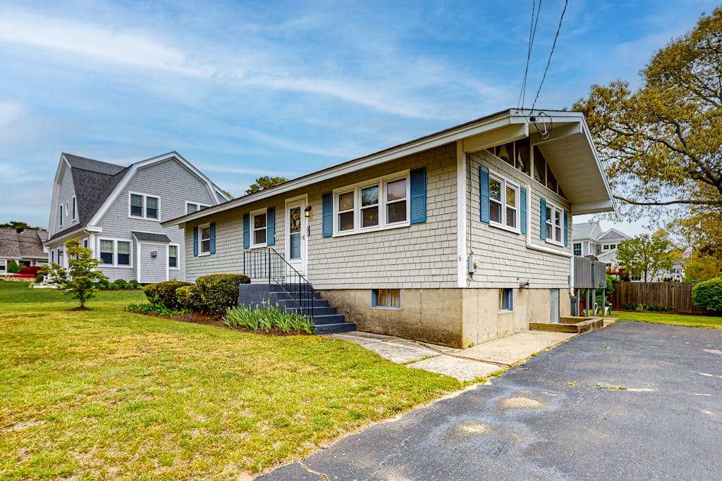 Family-Friendly Home withFurnished Deck, Gas Grill, Free WiFi, Beach Access