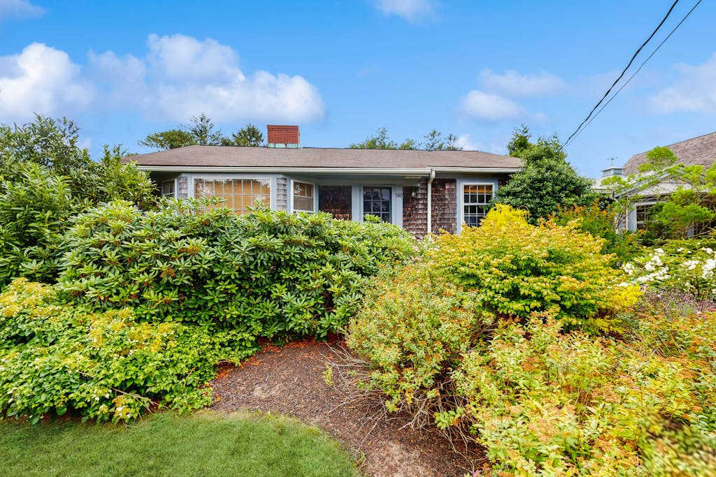 Welcoming island cottage with patio & enclosed yard - close to town & beaches
