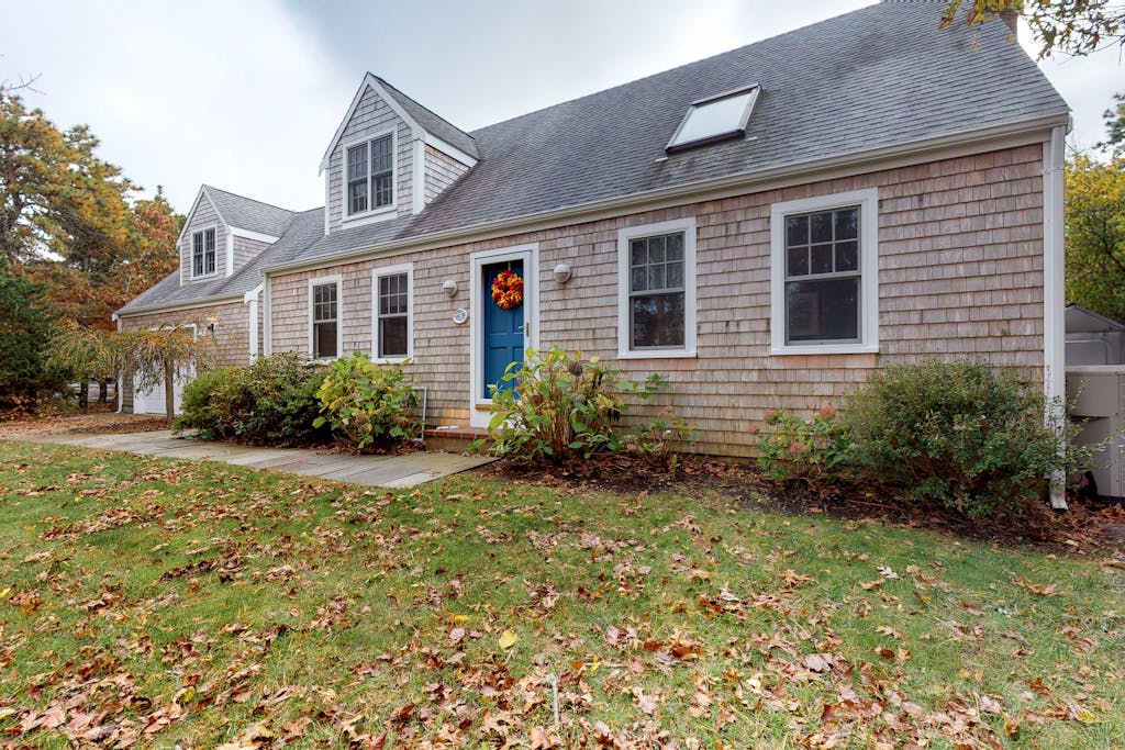 Quaint home with large backyard, outdoor shower & private grill near Katama Bay