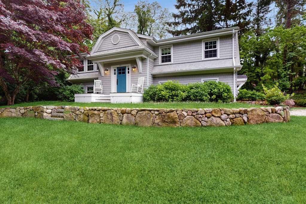 Beautiful bright home with firepit, deck & backyard - walk to beach