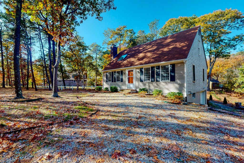 Pristine, family-friendly home with a large yard, free WiFi, private washer & dryer