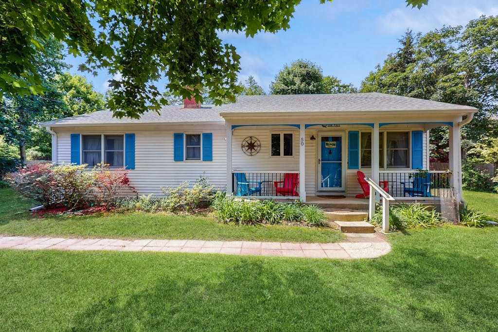 Great Ranch Style Home In Edgartown with Gas Grill & Dog Friendly
