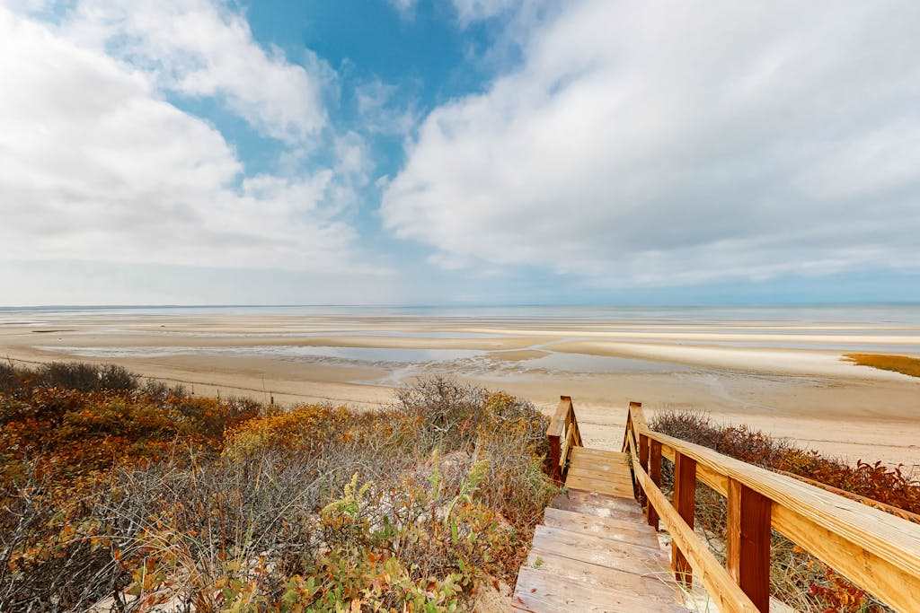 Charming home with spacious deck and patio, washer & dryer & high-speed WiFi