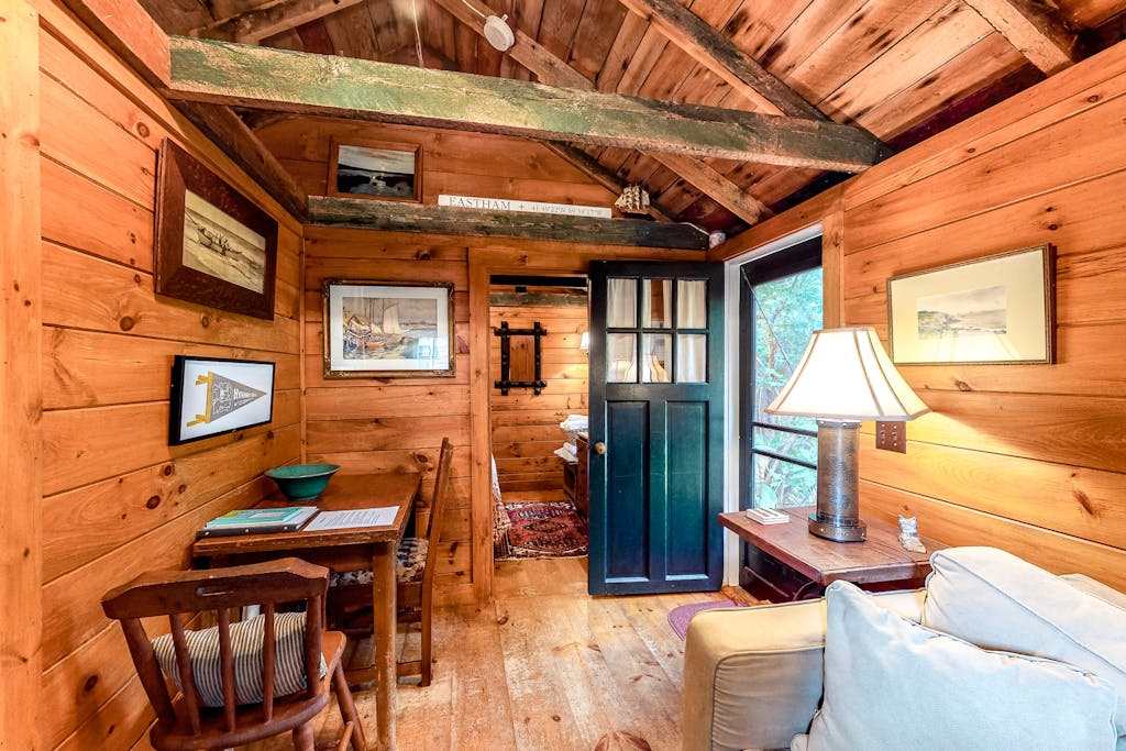 Charming, Dog-Friendly Cottage with Free WiFi & a Kitchenette - Close to the Beach