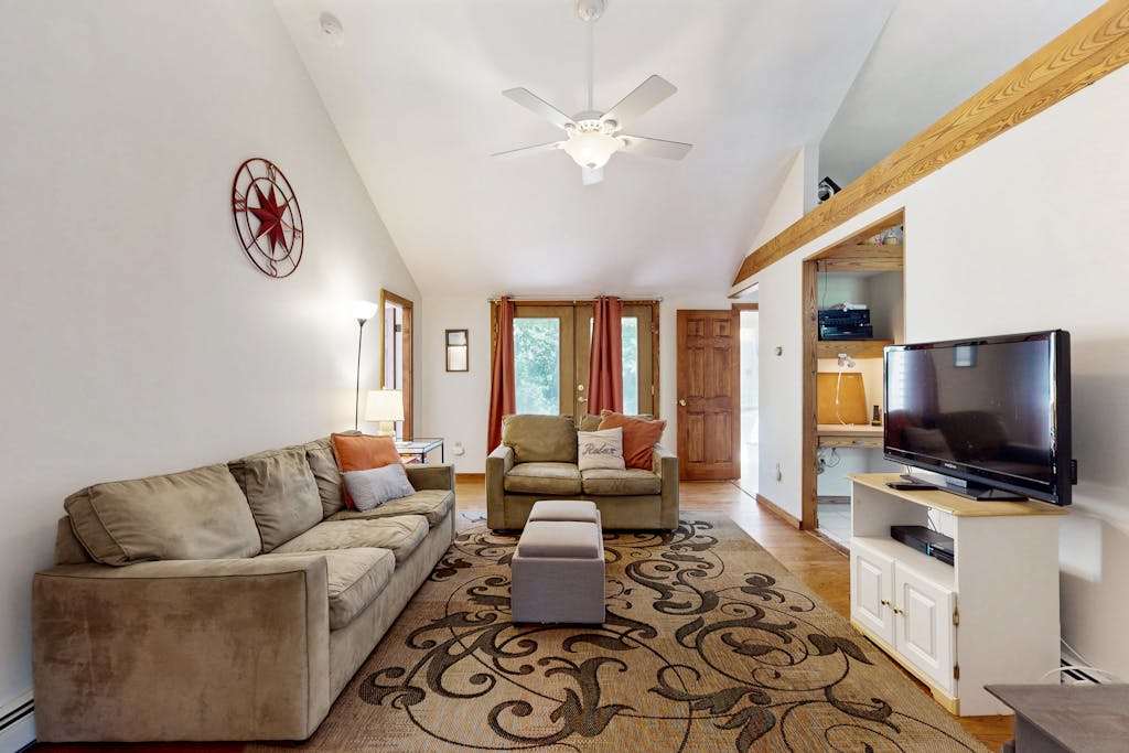 Charming dog-friendly home with large yard & WiFi - walk to beach & Great Pond
