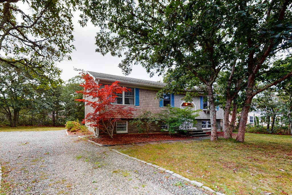 Split-Level, Family-Friendly Home with a Rear Deck, Gas Grill, Free WiFi, & washer & dryer