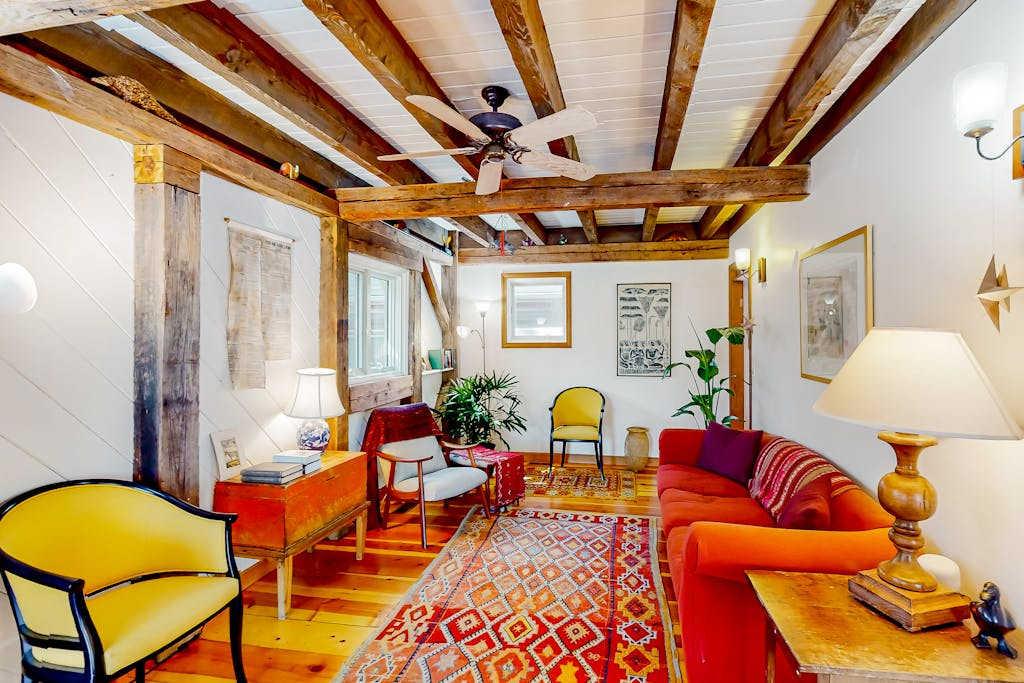 Gorgeous woodland home with deck & firepit - walk to ocean bluffs & Rail Trail