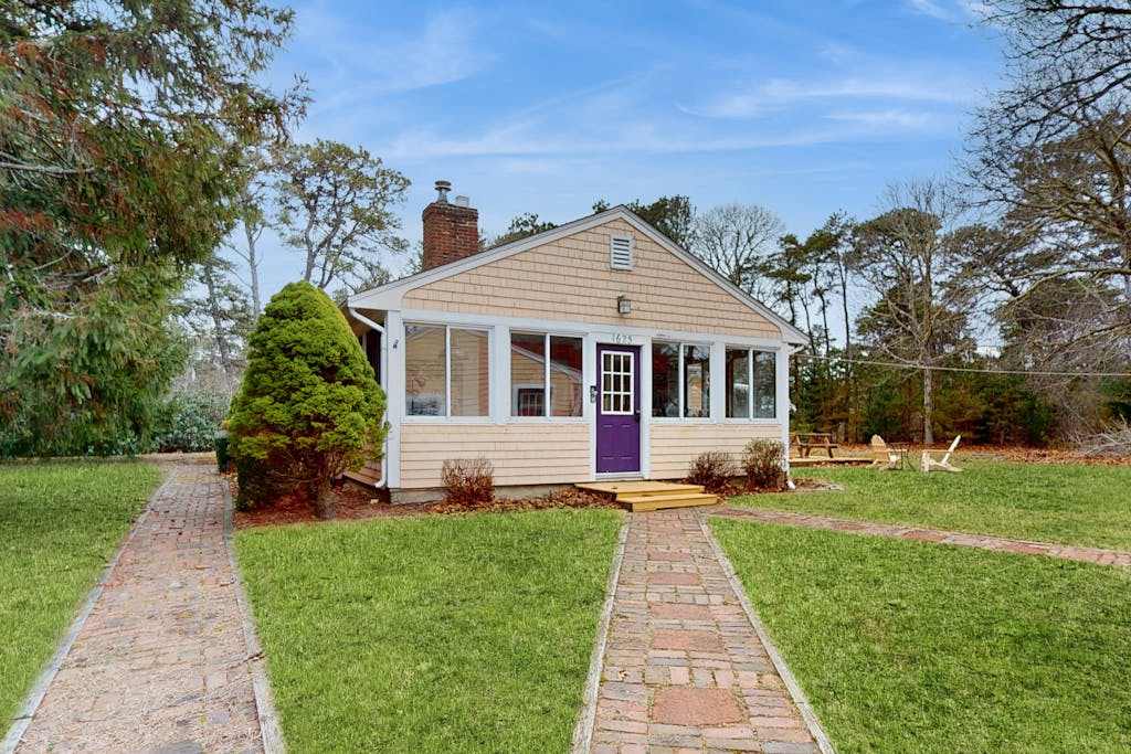 Dog-friendly home with large yard - walk to Great Pond & Kingsbury Beach