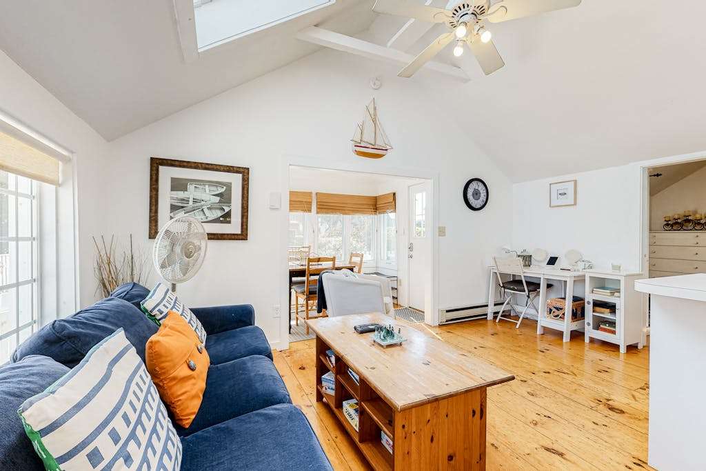 Cape Cod cottage with patio - near golf, 100 yards to private Mashpee Beach