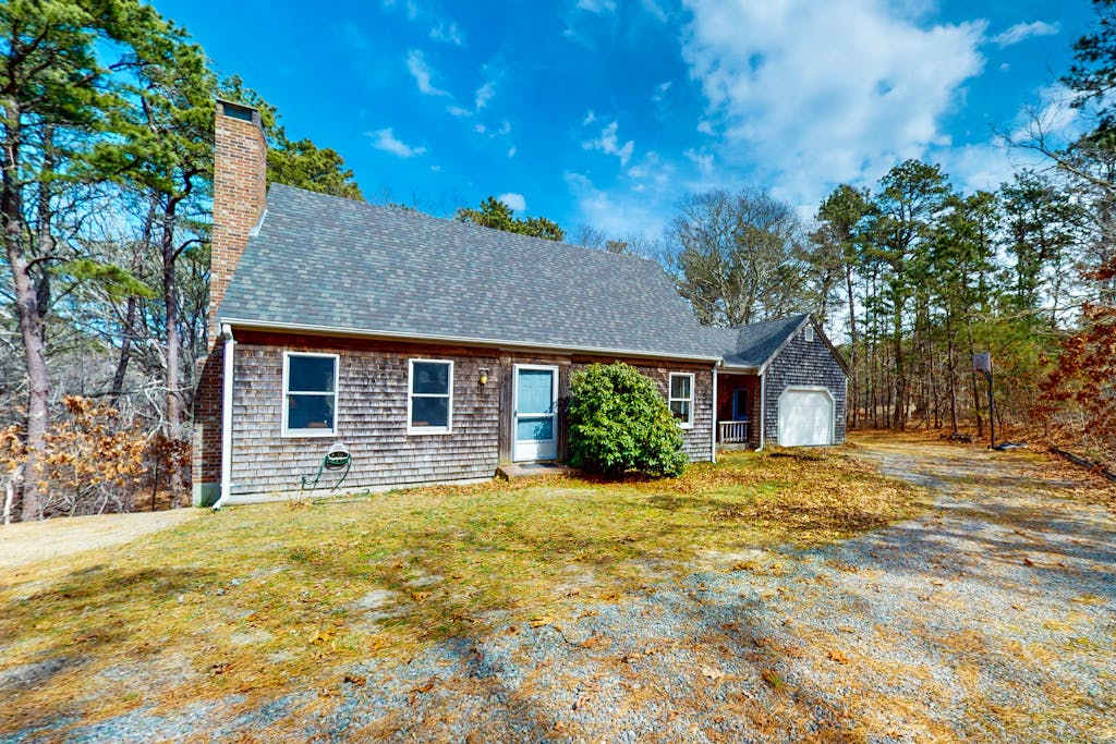 Oakwood Trail Cottage - Eastham home on Cape Cod Rail Trail with great deck