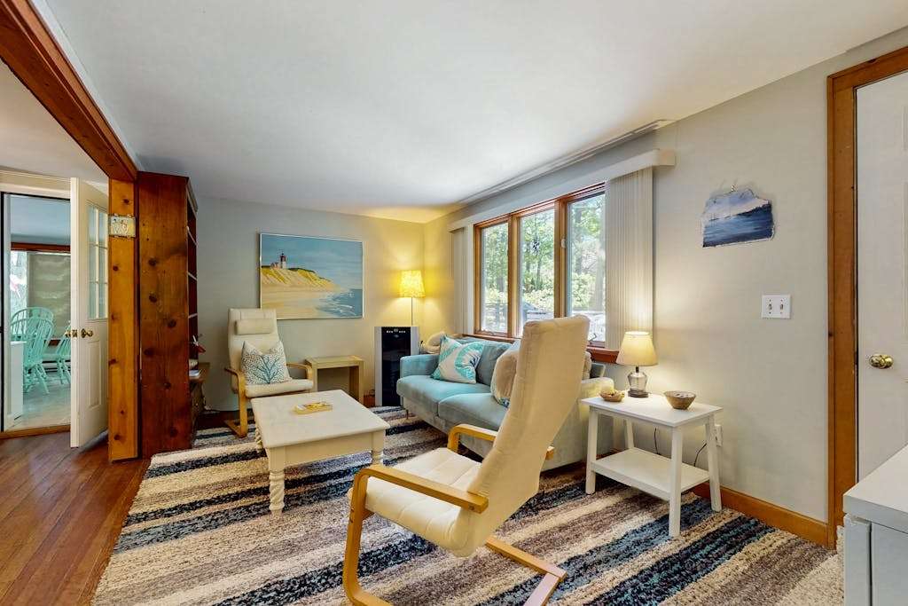 Dog-friendly forest cottage with firepit & great deck, walk to bay beaches