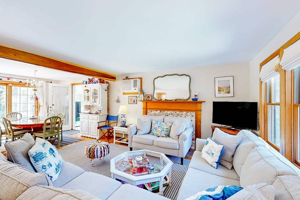 Charming retreat near the ocean with washer & dryer, games, & trails