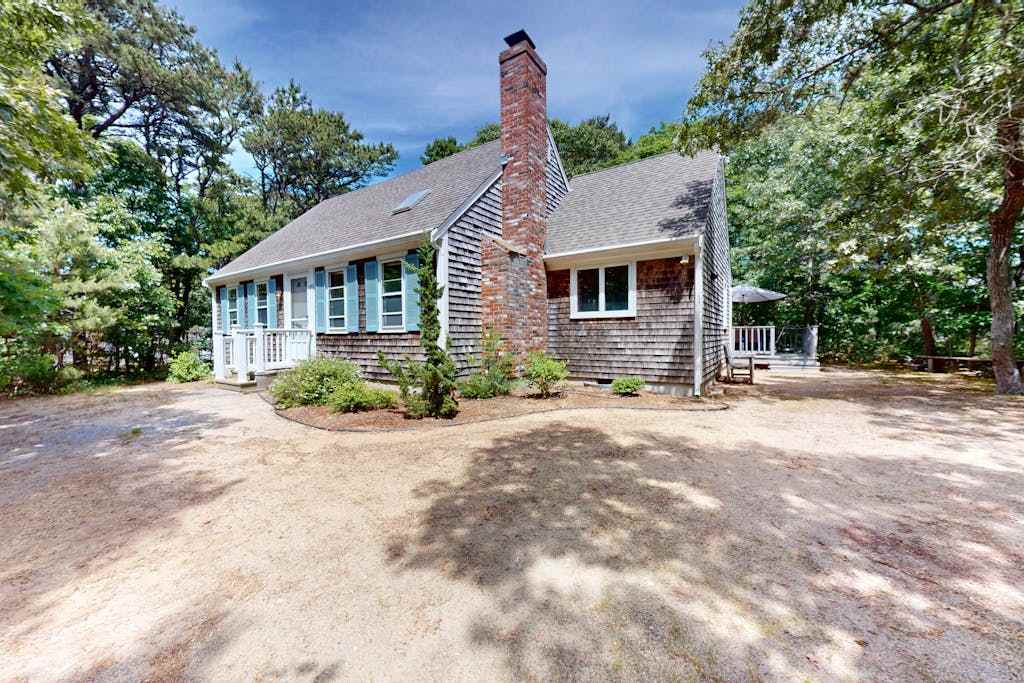 Airy home with AC, washer & dryer, deck, & bikes- close to Nauset Light Beach & trails