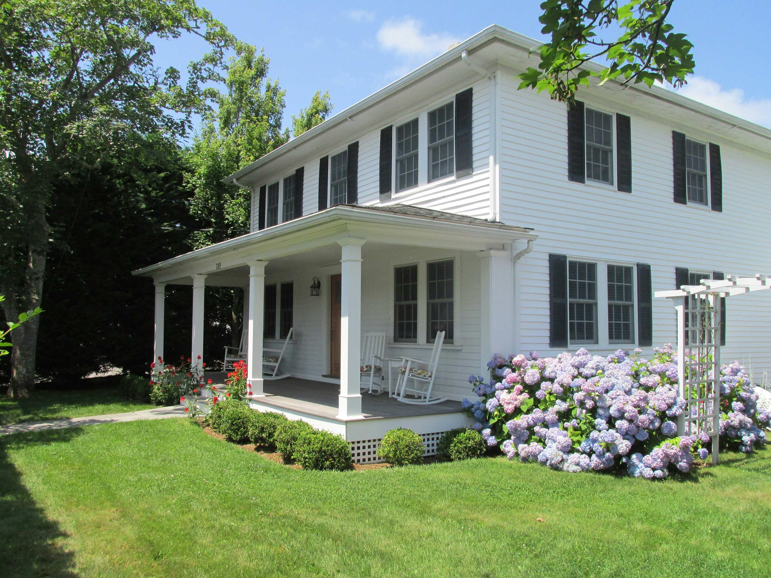 Bright spacious downtown home, walk to beach & lighthouse