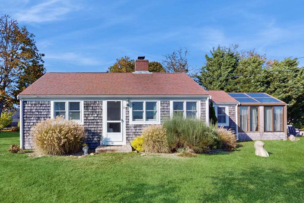 Peaceful waterview retreat with sunroom, AC, grill & amazing outdoor space