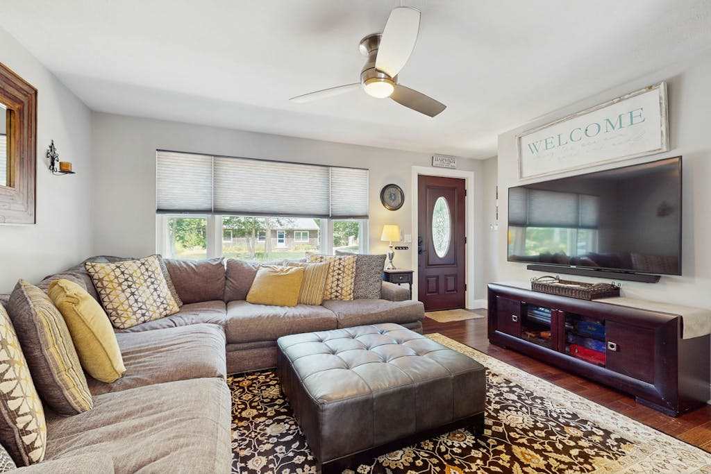 Beautiful home with entertainment - near golf courses & Pleasant Bay