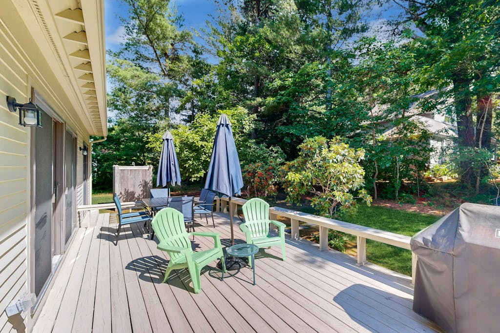 Stylish dog-friendly home near beaches & Fells Pond with huge deck & fireplace