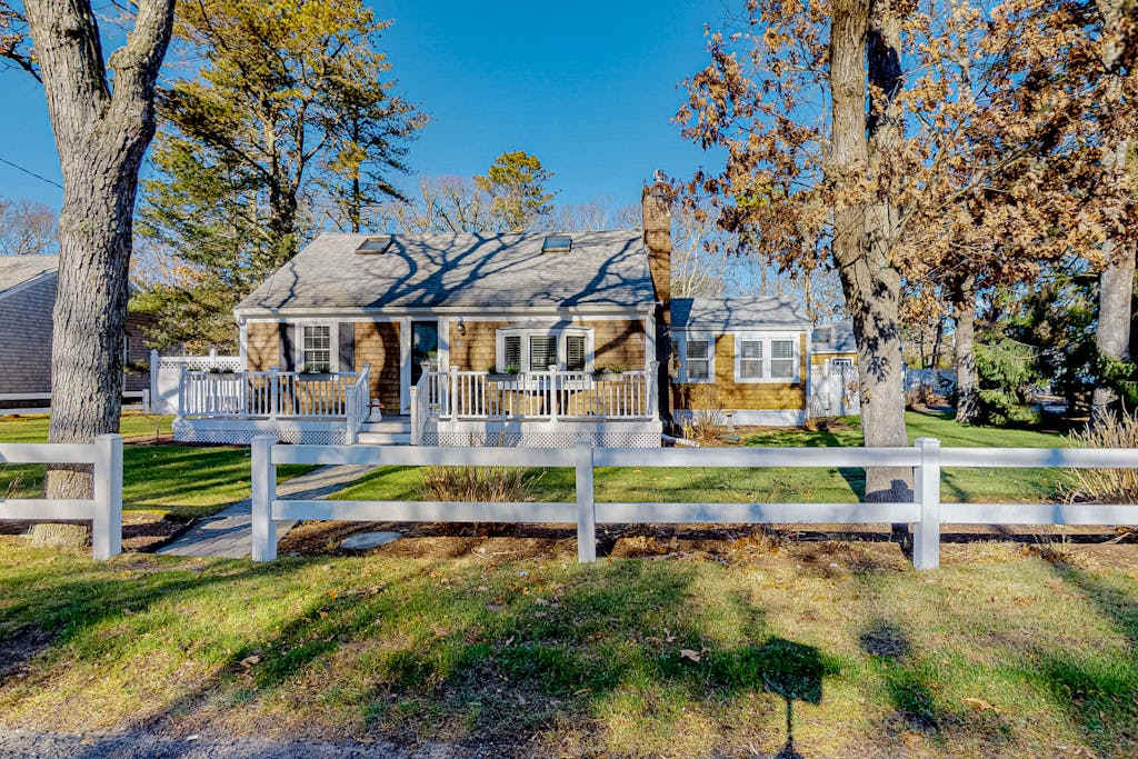 Sophisticated home with lovely guest house - walk to beach & restaurants