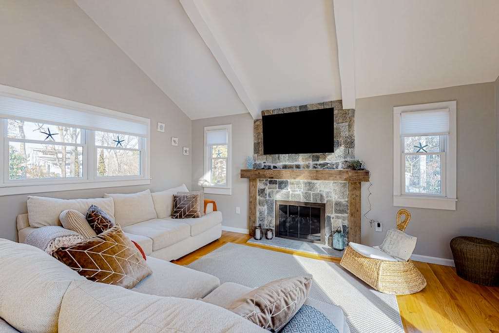 New Seabury home, spacious deck, outdoor shower, near Golf club
