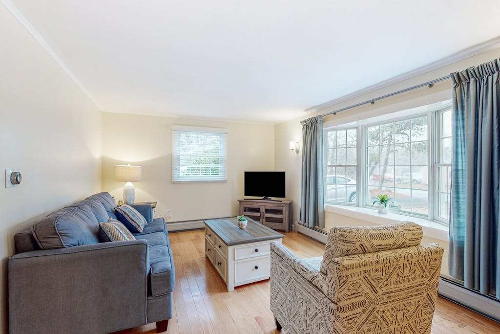 Charming ranch home with fast WiFi, central air conditioning, & a washer & dryer