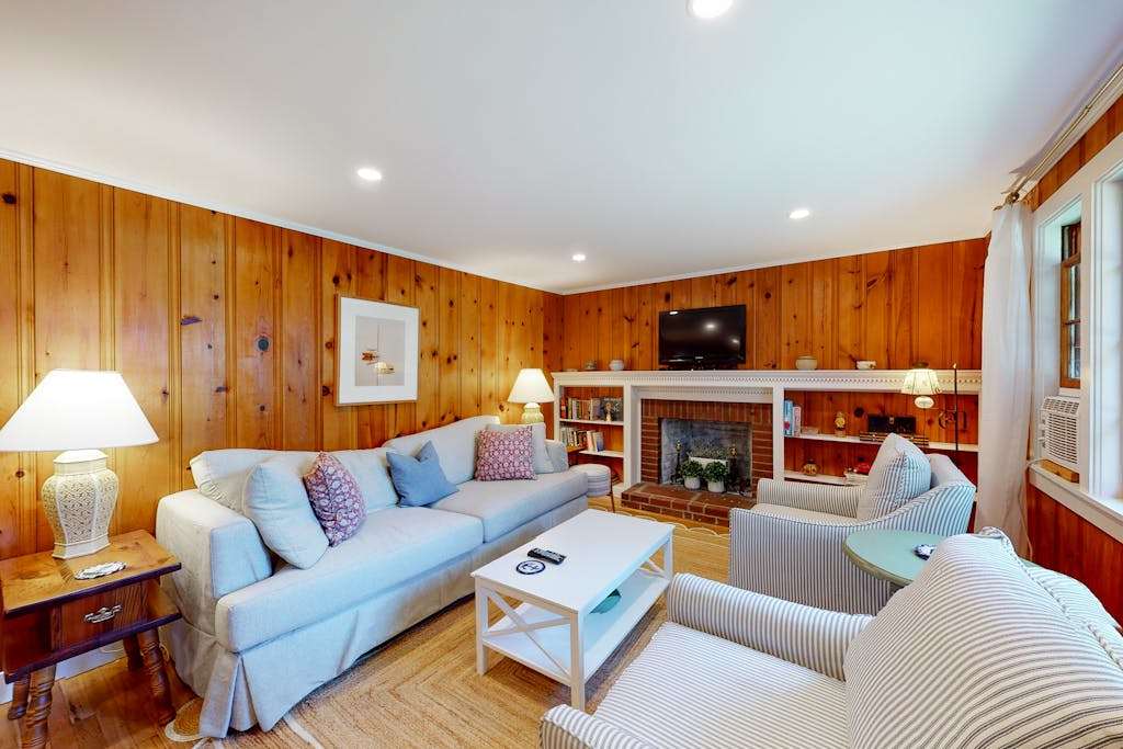 Dog-friendly cottage with great yard & 3 bikes, only Half a mile to Earle Road Beach