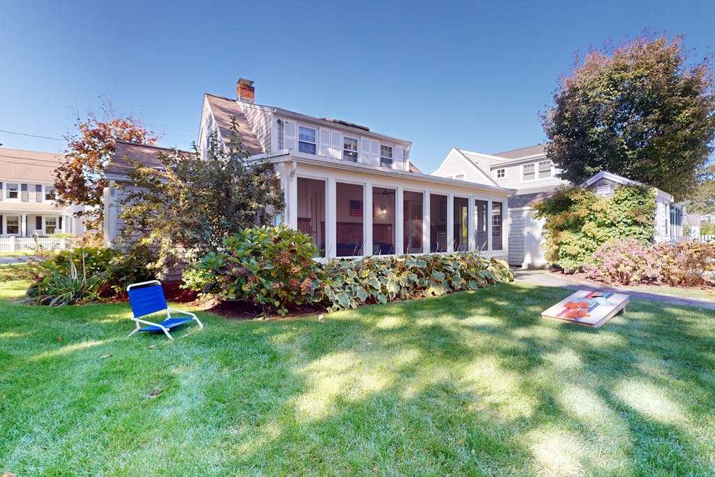 Quaint coastal home with fast WiFi, washer & dryer, skylights, and outdoor grilling