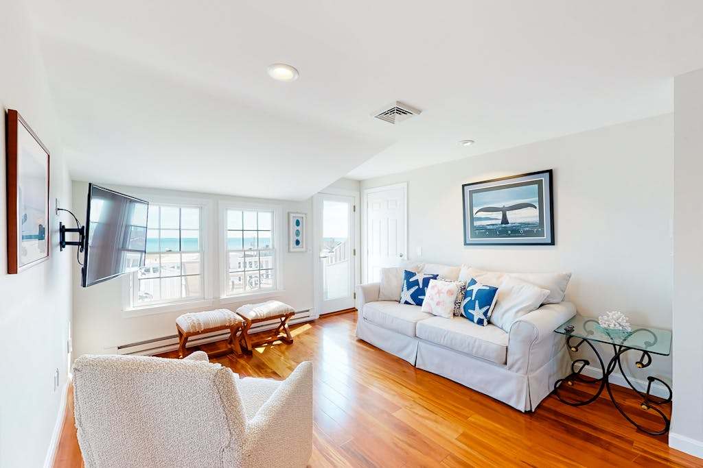 Oceanfront, 2nd-floor condo with stunning view - steps to Bank Street Beach