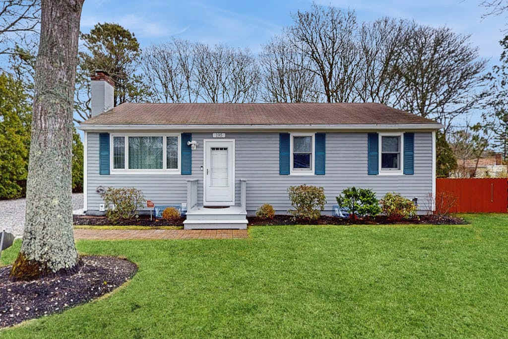 Cape Cod charmer with a large yard, deck, grill, beach gear, & central AC