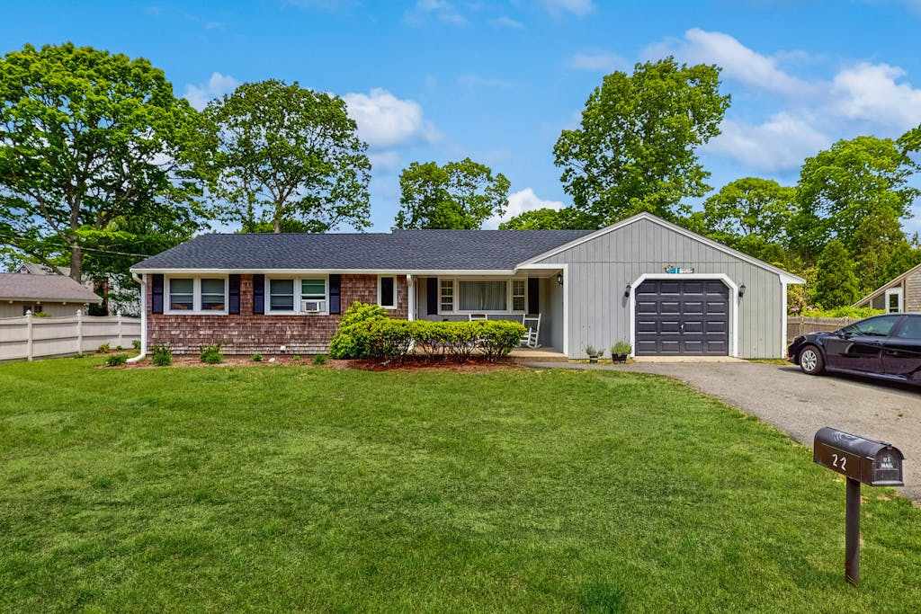 Neighborhood charmer with deck, washer & dryer, Outdoor shower, Dog friendly, Wifi