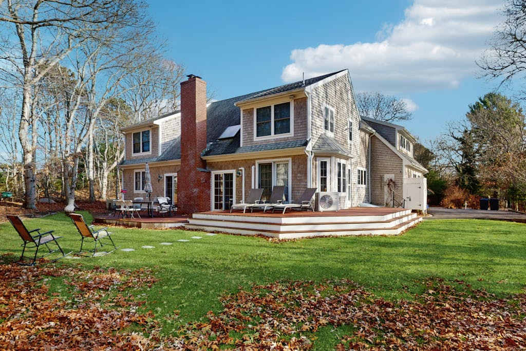 Bright coastal home close to Old Silver beach with deck, yard, AC & outdoor shower