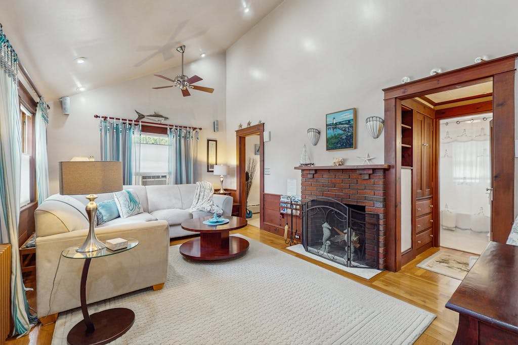 Great location, walk to restaurants, shops, ferries, close to beach & bike trail