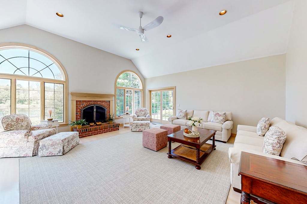 Pond view retreat with central AC, jetted tub, & large deck