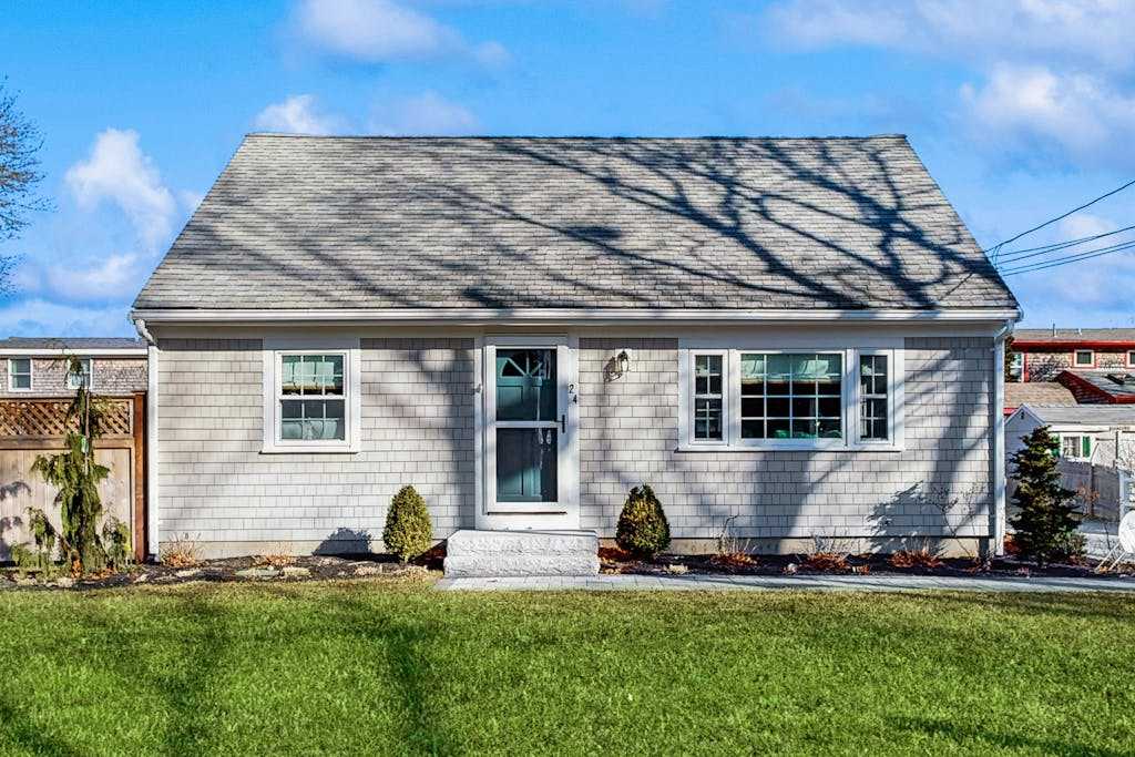 Cozy retreat near beaches with washer & dryer, AC, games, patio & yard