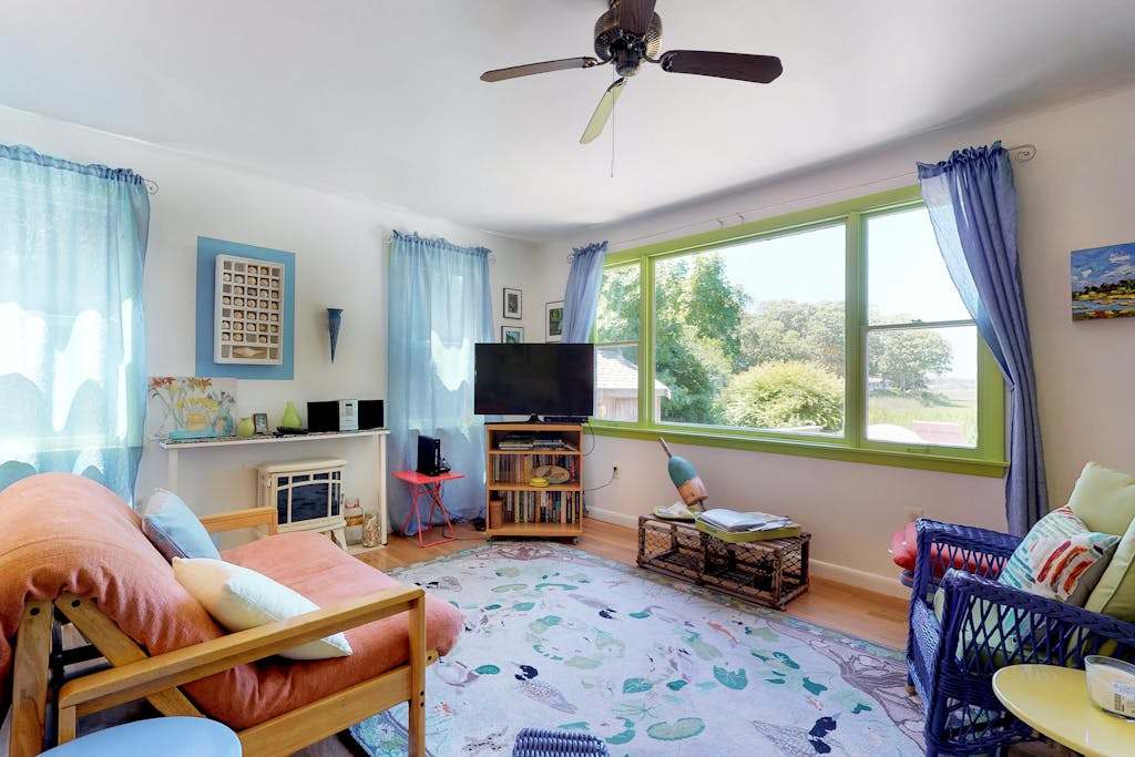 Lakefront Cottage with a Deck, Free WiFi, Gas Grill - Close to Ferries & Beaches