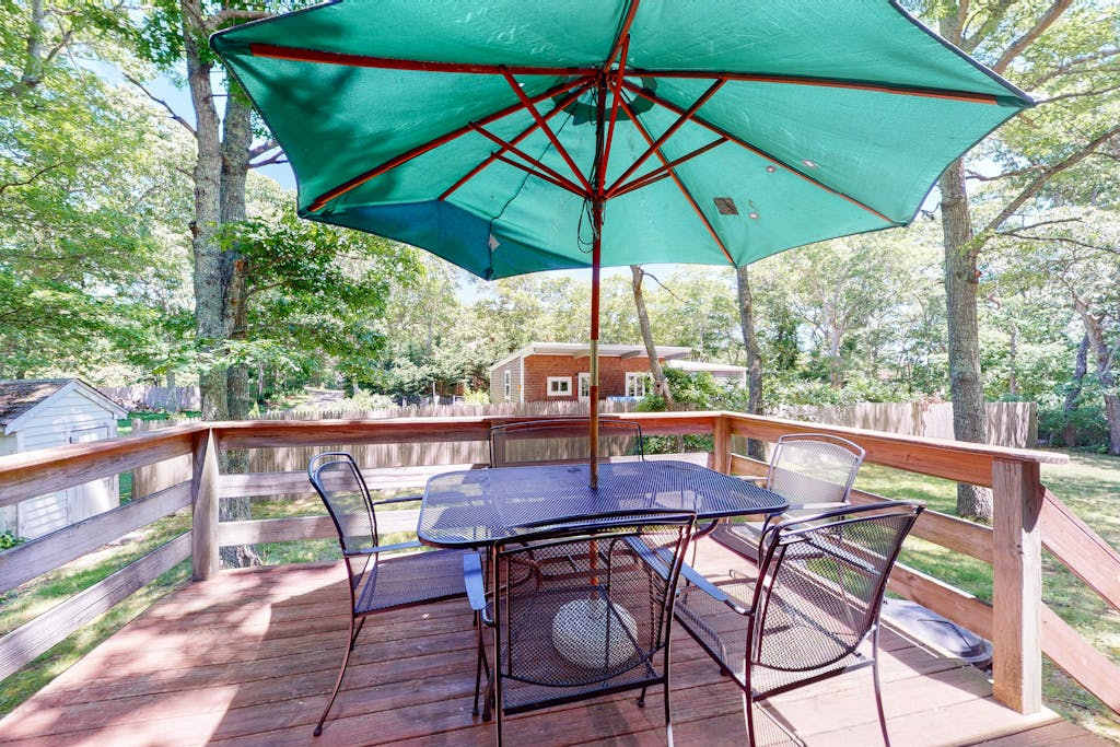 Cozy getaway in a central location with a full kitchen & furnished deck